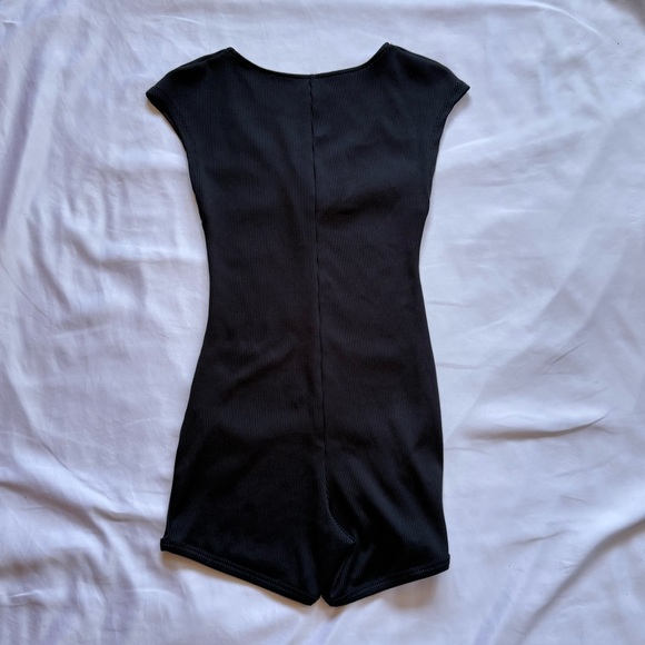 Great condition Short Sleeve black Romper ribbed texture women’s size small - Picture 2 of 2